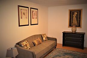 Urbana the Charming Well-lit two Bedrooms Apartment