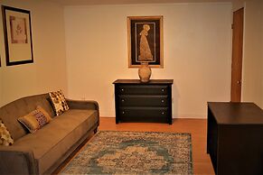 Urbana the Charming Well-lit two Bedrooms Apartment