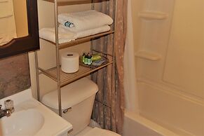 Urbana the Charming Well-lit two Bedrooms Apartment