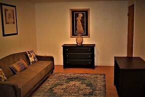 Urbana the Charming Well-lit two Bedrooms Apartment