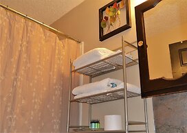 Urbana the Charming Well-lit two Bedrooms Apartment