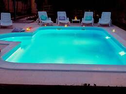 Sunflower House With a Pool and Large Garden