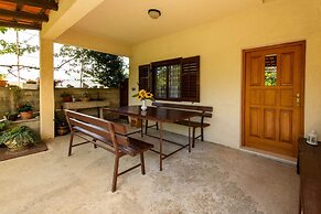 Sunflower House With a Pool and Large Garden