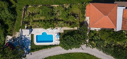 Sunflower House With a Pool and Large Garden