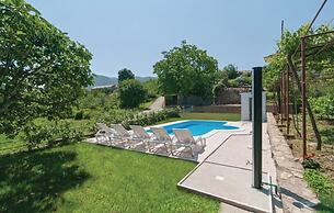 Sunflower House With a Pool and Large Garden