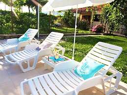 Sunflower House With a Pool and Large Garden