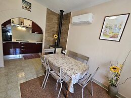 Sunflower House With a Pool and Large Garden