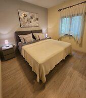 Sunflower House With a Pool and Large Garden