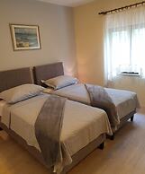 Sunflower House With a Pool and Large Garden