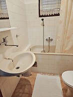 Sunflower House With a Pool and Large Garden