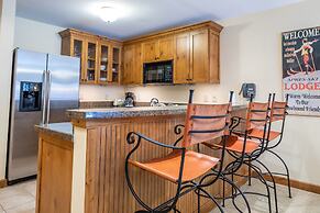 One Bedroom Condo with Large Balcony over Mountaineer Square 1 Condo -