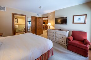 One Bedroom Condo with Large Balcony over Mountaineer Square 1 Condo -