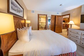 One Bedroom Condo with Large Balcony over Mountaineer Square 1 Condo -