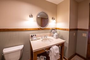 One Bedroom Condo with Large Balcony over Mountaineer Square 1 Condo -