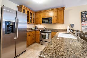 One Bedroom Condo with Large Balcony over Mountaineer Square 1 Condo -