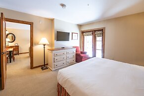 One Bedroom Condo with Large Balcony over Mountaineer Square 1 Condo -