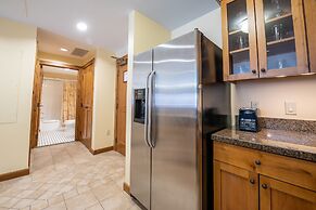 One Bedroom Condo with Large Balcony over Mountaineer Square 1 Condo -