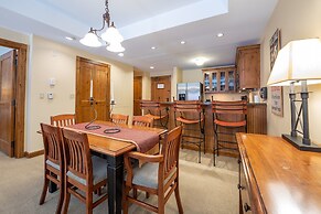 One Bedroom Condo with Large Balcony over Mountaineer Square 1 Condo -