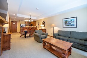 One Bedroom Condo with Large Balcony over Mountaineer Square 1 Condo -