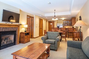 One Bedroom Condo with Large Balcony over Mountaineer Square 1 Condo -