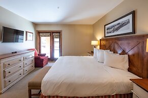 One Bedroom Condo with Large Balcony over Mountaineer Square 1 Condo -