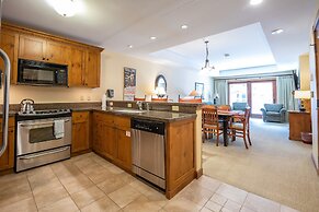 One Bedroom Condo with Large Balcony over Mountaineer Square 1 Condo -