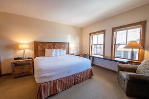 Beautifully Renovated Two Bedroom Condo with a Balcony in Mountaineer 