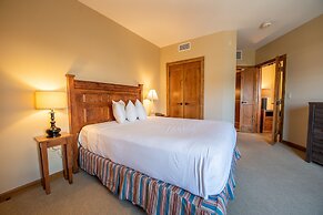 Beautifully Renovated Two Bedroom Condo with a Balcony in Mountaineer 