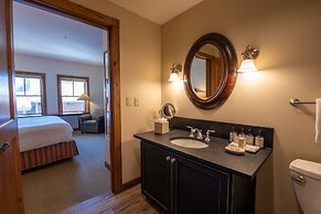 Beautifully Renovated Two Bedroom Condo with a Balcony in Mountaineer 