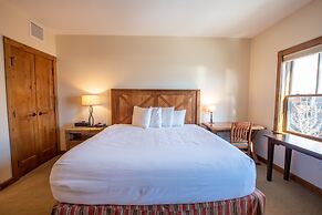 Beautifully Renovated Two Bedroom Condo with a Balcony in Mountaineer 