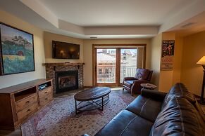 Beautifully Renovated Two Bedroom Condo with a Balcony in Mountaineer 