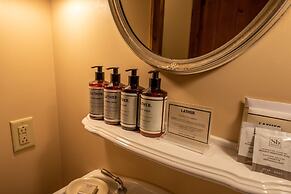 Beautifully Renovated Two Bedroom Condo with a Balcony in Mountaineer 