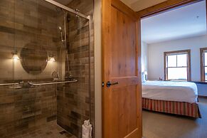 Beautifully Renovated Two Bedroom Condo with a Balcony in Mountaineer 