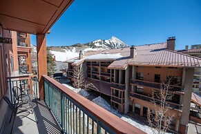 Beautifully Renovated Two Bedroom Condo with a Balcony in Mountaineer 