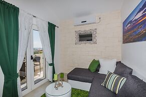 A1 - Modern Luxury apt w. 2 Balconies & sea View