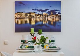 A1 - Modern Luxury apt w. 2 Balconies & sea View