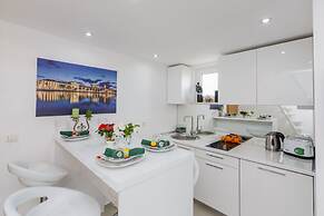 A1 - Modern Luxury apt w. 2 Balconies & sea View