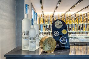 Hotel 77 Seventy-Seven