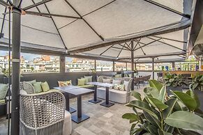 Hotel 77 Seventy-Seven