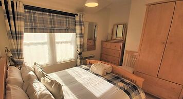 Atholl Rd Self Catering - 127 Central Location