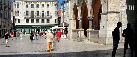 Apt Near Center w/ Terrace on top of the Building