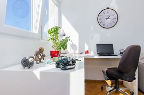 Apt Near Center w/ Terrace on top of the Building