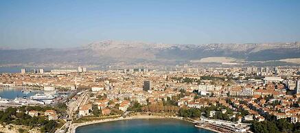 Apt Near Center w/ Terrace on top of the Building