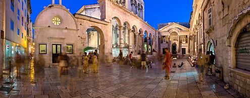 Apt Near Center w/ Terrace on top of the Building