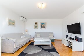 Apt Near Center w/ Terrace on top of the Building