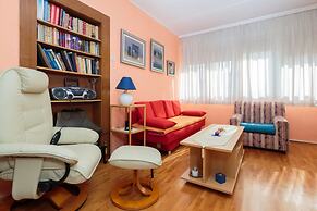 Apt in Center, With Massage Chair