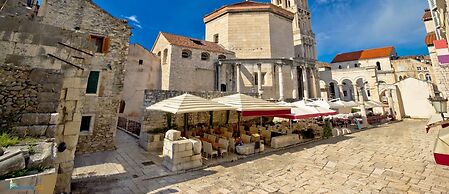 Apt in Center, With Massage Chair