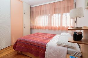 Apt in Center, With Massage Chair