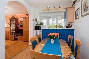 Apt in Center, With Massage Chair