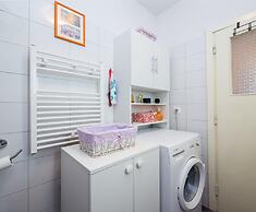 Apt in Center, With Massage Chair